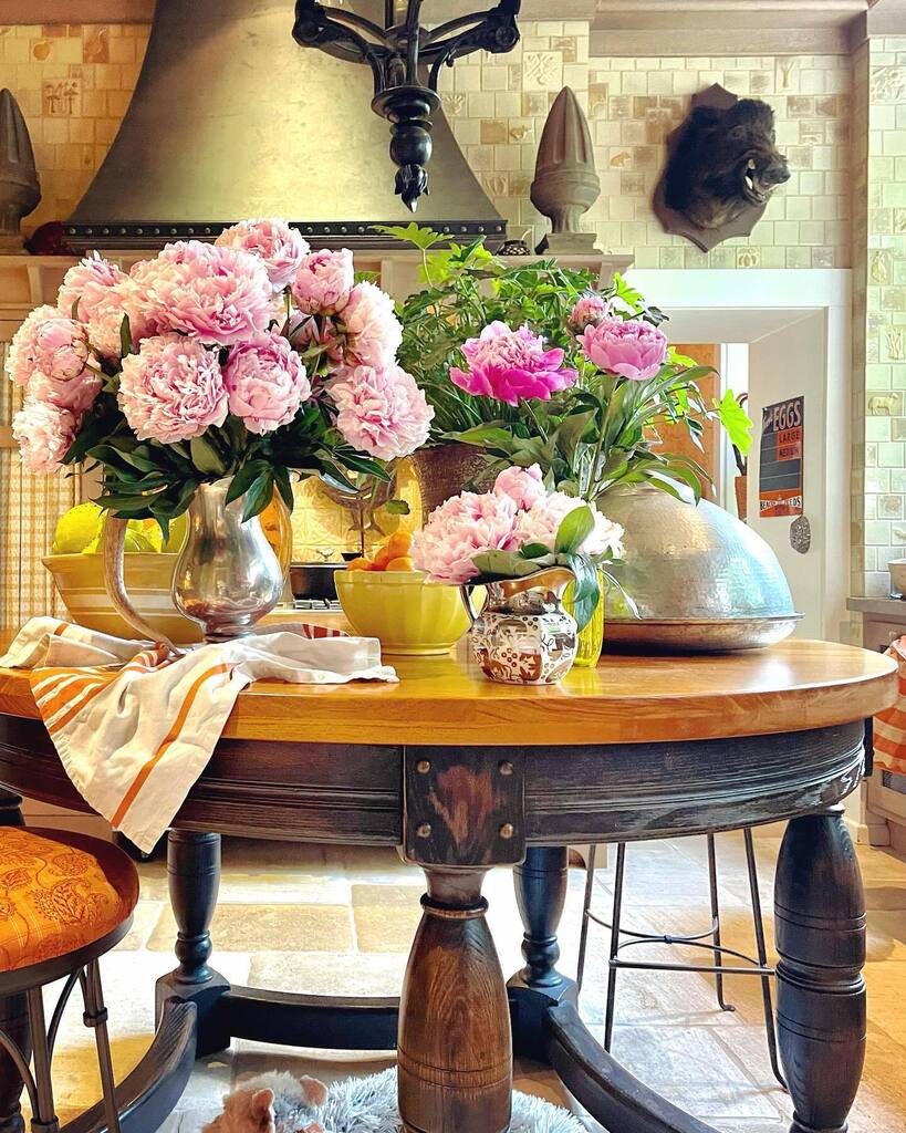 They’re back! Arranging peonies for weekend guests after an early morning run to the cutting garden. (Love the sweet, sleepy, furry company at my feet!)Is there any flower more wonderful than a peony? Have a beautiful weekend ever! 🌸🌸🌸 #flower #power #beautiful #pink #interi…