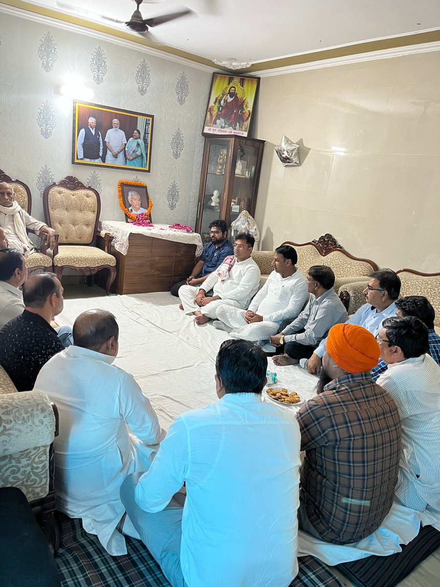 आज पंचकुलां में दिवंगत पूर्व केंद्रीय राज्यमंत्री एवं अम्बाला से सांसद श्री रत्न लाल कटारिया जी के आवास पर साथियों के साथ पहुंच कर शोक प्रकट किया व उनके शोक संतप्त परिवार से मिल कर सांत्वना दी।
ईश्वर दिवंगत रत्न लाल कटारिया जी को अपने श्री चरणों में स्थान बख्शें।