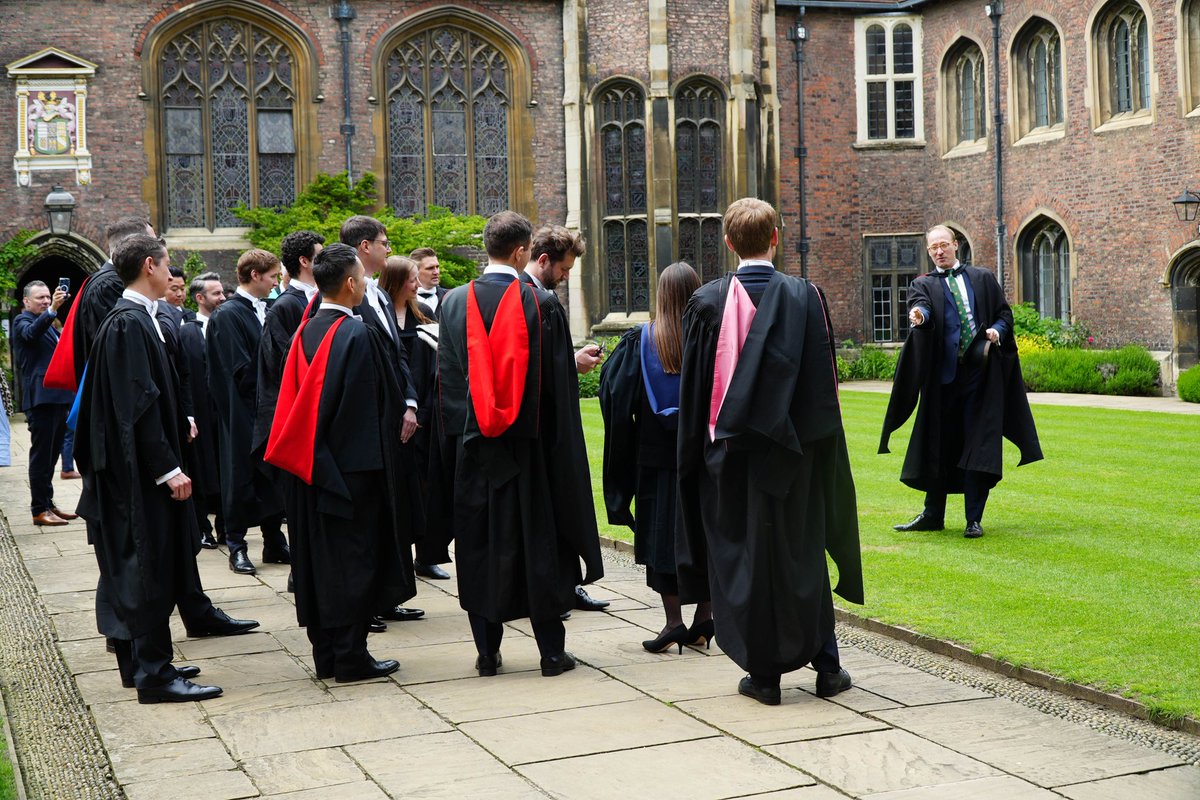 QueensCam's tweet photo. The sky was grey but your smiles were bright. Congratulations to our graduands today 🎓 https://t.co/olNgVTd2BH