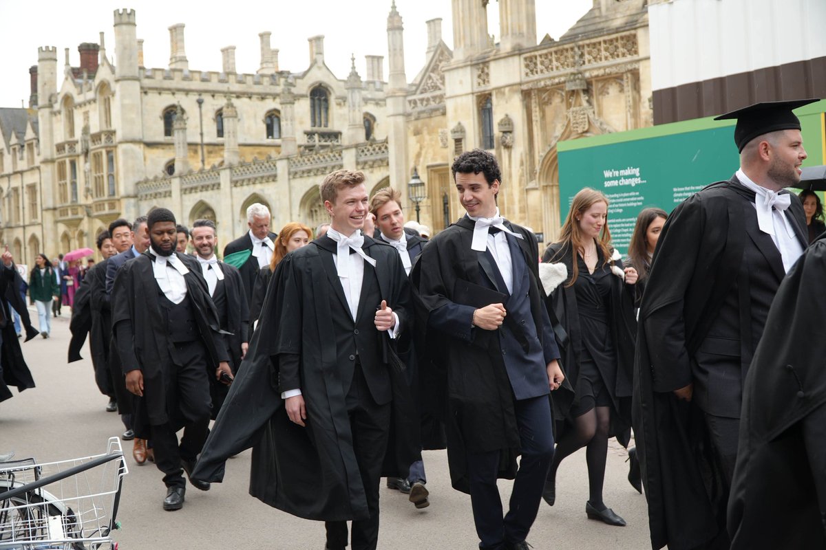 QueensCam's tweet photo. The sky was grey but your smiles were bright. Congratulations to our graduands today 🎓 https://t.co/olNgVTd2BH