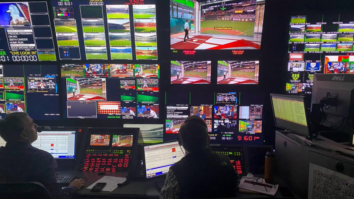 A few weeks ago, I watched @markdero7 do one of his breakdowns on @MLBNetwork's MLB Central — always frenetic, always entertaining — and wondered, who helps make DeRo's rapid-fire 'Run! Pause! Go! Run it!' style such good TV? A look behind the scenes: sportingnews.com/us/mlb/news/br…