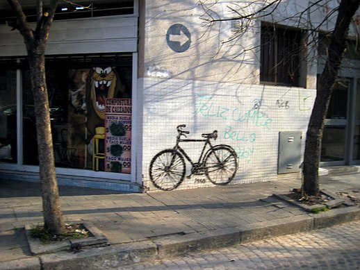 UnibiciUr's tweet photo. #MayoMesdelaMemoria #Presente #MarchadelSilencio2023
Fernando iba caminando x una calle de Rosario🇦🇷cuando se cruzó con un amigo en bici. Contra la costumbre habitual, éste no lo saludó. Después de andar unos metros, encontró la bici atada a un árbol, sola. ¿Conocen la historia? https://t.co/IcNpC7uWwK