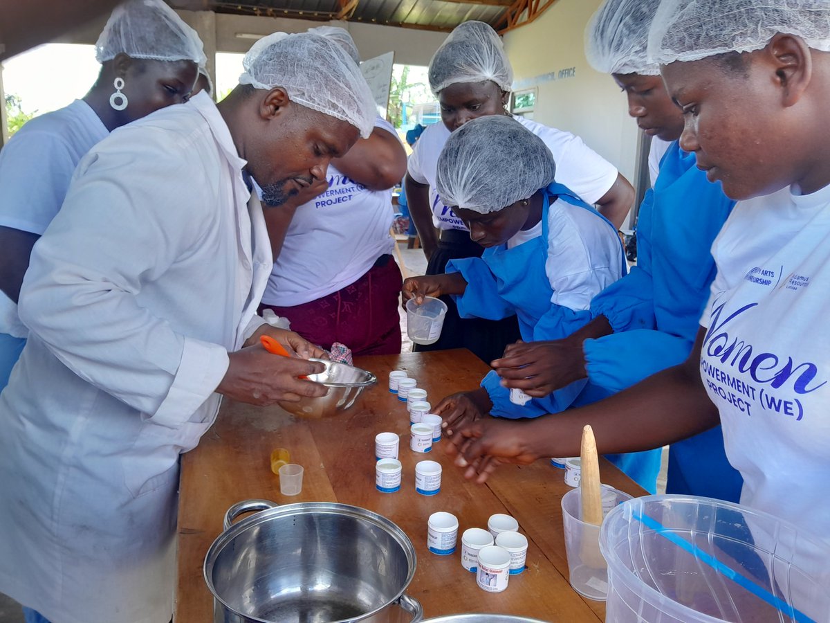Justice_KBAnnan's tweet photo. Week 7 - Day 7- WE Project by @cbae_official and @AdamusMine facilitated by @Justice_KBAnnan on 17/5/23 at Teleku Bokazo (Western region).Trainees learnt how to produce Pain relief Ointment
#womenempowerment
#Telekubokazo
#WEproject 
#Productformulation
#Nzema
#Creatorsghana https://t.co/rUPMPXzxud