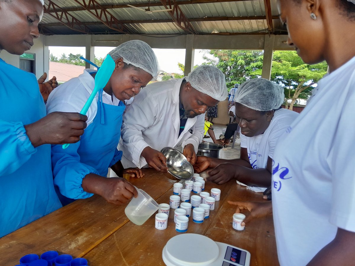 Justice_KBAnnan's tweet photo. Week 7 - Day 7- WE Project by @cbae_official and @AdamusMine facilitated by @Justice_KBAnnan on 17/5/23 at Teleku Bokazo (Western region).Trainees learnt how to produce Pain relief Ointment
#womenempowerment
#Telekubokazo
#WEproject 
#Productformulation
#Nzema
#Creatorsghana https://t.co/rUPMPXzxud