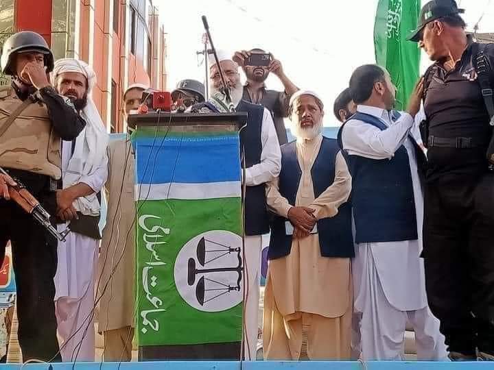 FarazAkhoon's tweet photo. No Bulletproof Glass , Just after getting missed by inches in a Bomb Attack. He is addressing his loved ones in an open venue
#sirajulhaq
#سراج_الحق_سلامت_رہو https://t.co/N8npjT6pjC