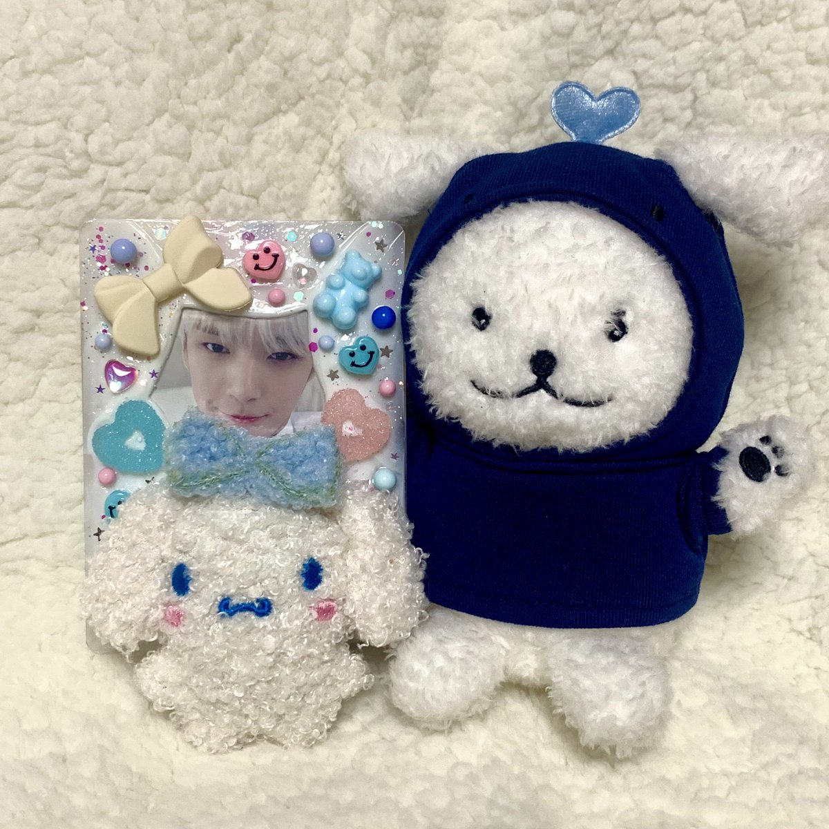 ahsqpqpdlsepdy's tweet photo. 우선 이렇게 많이 보내주실줄은 몰랐는데 4개나 와서 비명을 질렀답니다 다 넘 예쁘고 잘어울려서 포카 하루종일 골랐어요 🌻
덕분에 저도 드디어 믓쨍이탑꾸가 생겼으니 이제 어디 가서 당당하게 아들자랑 하도록 하겠습니다 감사합니다 🙋‍♀️💙🤍 @polcos_bluebird https://t.co/eSc3fS2Gg3