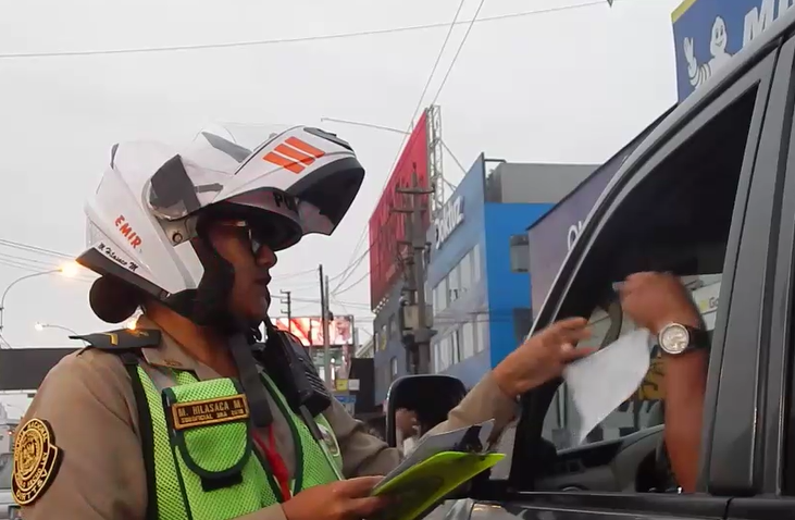 Efectivos de la División de Tránsito y Seguridad Vial, intervinieron un paradero informal de colectiveros entre la av Universitaria con Faucett en #Lima. Se intensifican este tipo de operativos a fin contrarrestar el transporte informal para el bienestar de la ciudadanía.