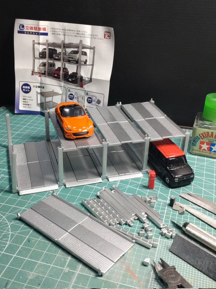 トイズキャビンの1/64立体駐車場コレクションのガチャガチャ4回まわして来ました🅿️
トミカにもピッタリのサイズ感です👍
そのままだとガタガタに組み上がるのでヤスリがけして流し込み使ったほうが良いですね🤣
#トミカ #トイズキャビン