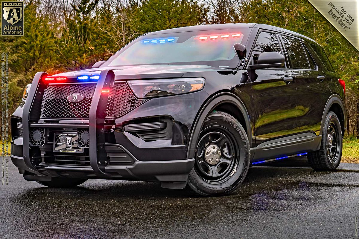 ArmedJ0y's tweet photo. ACAB Friday!

Easy way to tell if a Ford Explorer is actually a cop car if it's lacking obvious markings is to see if they have the roof rack on.

All interceptors made have them removed by default.

Comparison: https://t.co/6gLADnIm4O