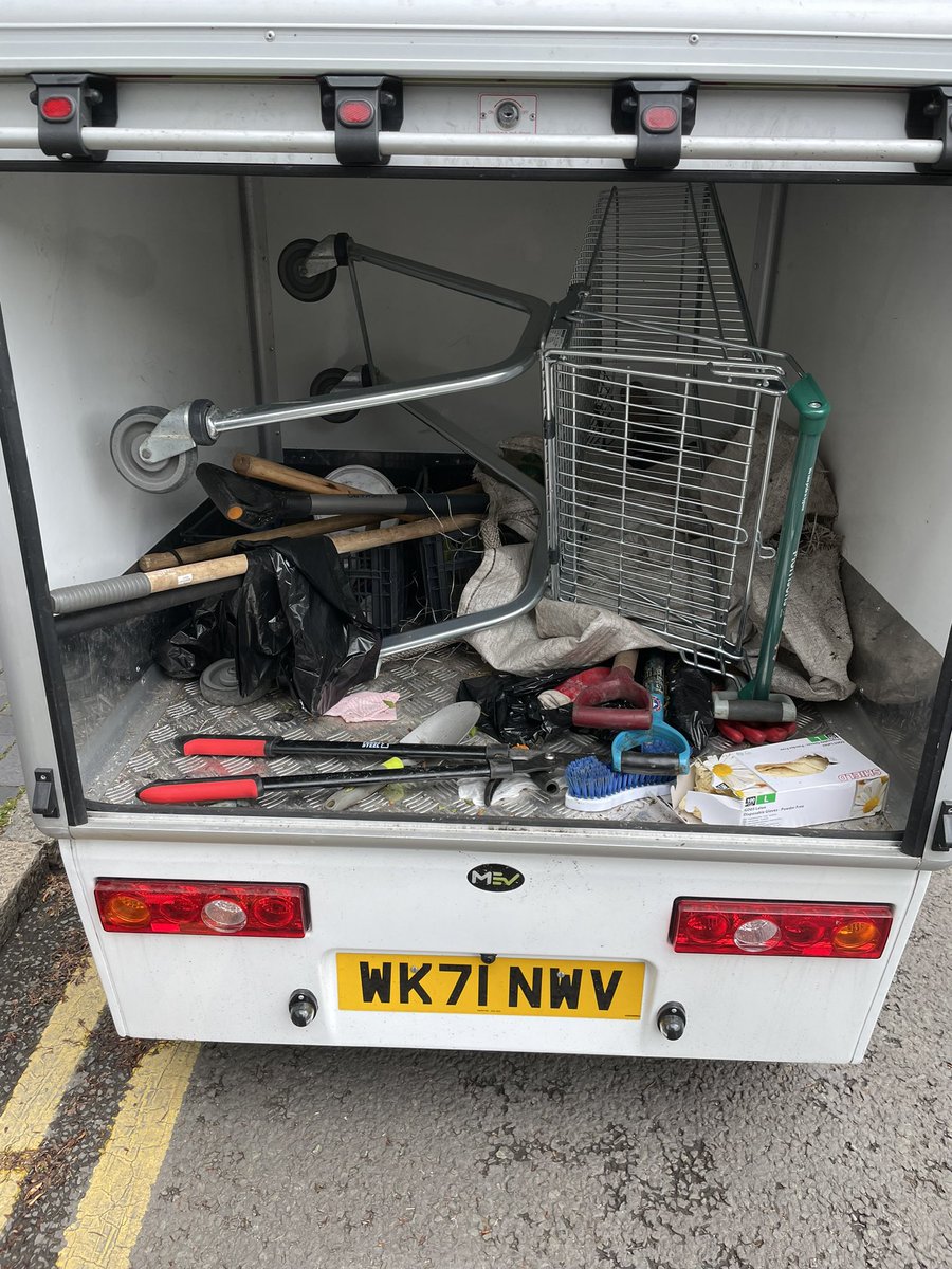 NantwichRanger's tweet photo. This stray #supermarket #shopping trolley was #abandoned #illegally on a #DoubleYellow line in @LovelyNantwich. The @NantwichTC Ranger #reunited it with its herd ๐
https://t.co/8IdAV93xwF