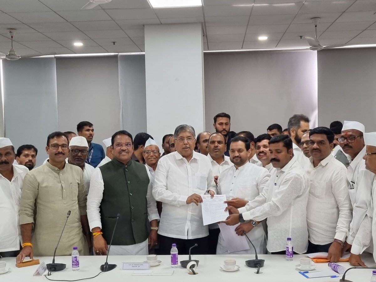 shelkesunilanna's tweet photo. अनेक वर्षांपासून प्रलंबित असलेल्या मावळ तालुक्यातील #पवना धरणग्रस्तांच्या पुनर्वसनाबाबत पुणे जिल्ह्याचे पालकमंत्री मा.ना.चंद्रकांतदादा पाटील यांच्या अध्यक्षतेखाली जिल्हाधिकारी कार्यालय येथे आज बैठक संपन्न झाली.
#pawna #पवना #maval #sunilshelke https://t.co/DT4yjazYP2