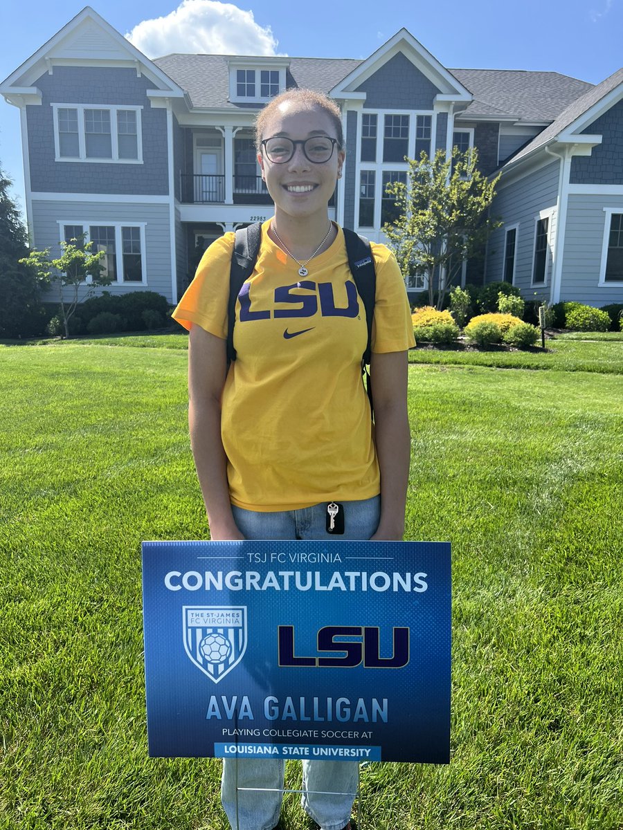 TheStJamesFC's tweet photo. #FCV continues to share our #SeniorSigns 🎓🪧 Our coaches had so much fun traveling to all the players homes to surprise them! We are so proud of ALL of our players graduating this Spring 🙌🏾💙📚🚌

#TheFutureisFCV https://t.co/UKi1nK8EaR