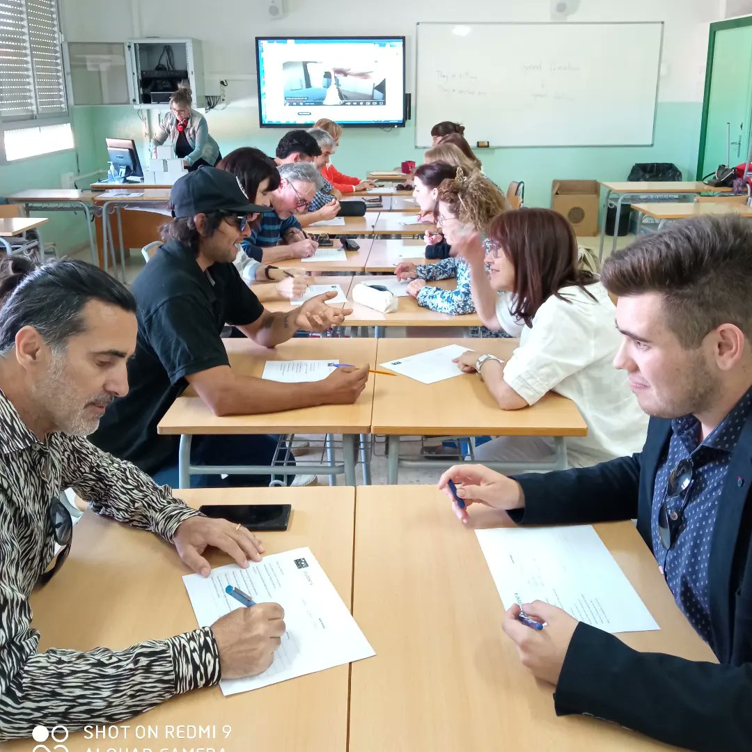 CFAsjuanarbo's tweet photo. Alumnat del CFA i l'EOI d'Amposta comparteixen una tarda d'activitats: Speed Friending, per fer nous amics, i la Tea Party!🫖☕🍪🇬🇧
Molt agraïts per l'acollida rebuda.
THX!!
#escoladadultsamposta #eoiamposta #friending #timefortea #culture #xarxa https://t.co/YkmKu5B4KN