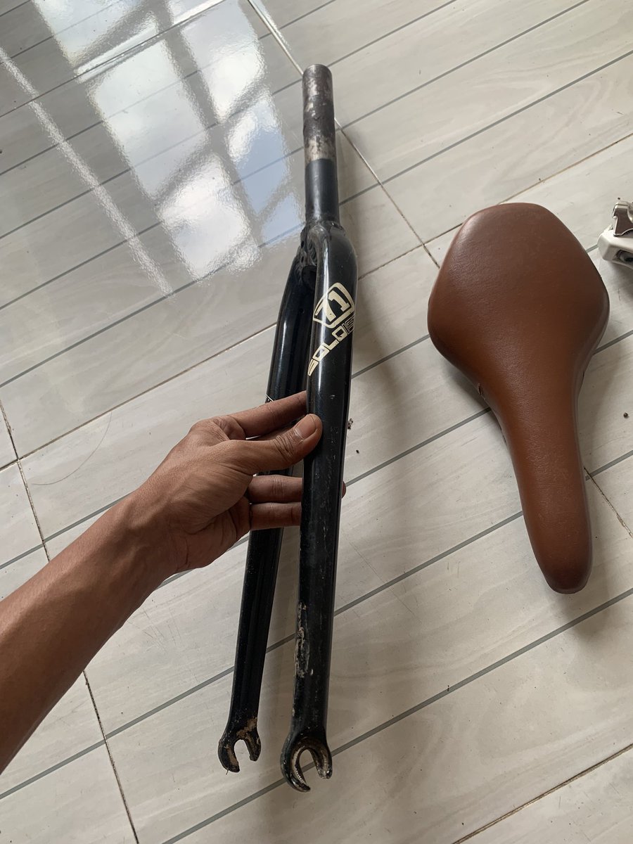 FerdiansyahFix's tweet photo. WTS Fork soloist 71 steertube ga ngukur terakhir pake spacer 1cm 3 biji
300k nett bonus sadle velo
rekber boleh
Saddle velo 50k nett #fnfjb https://t.co/sxC4YHypPY