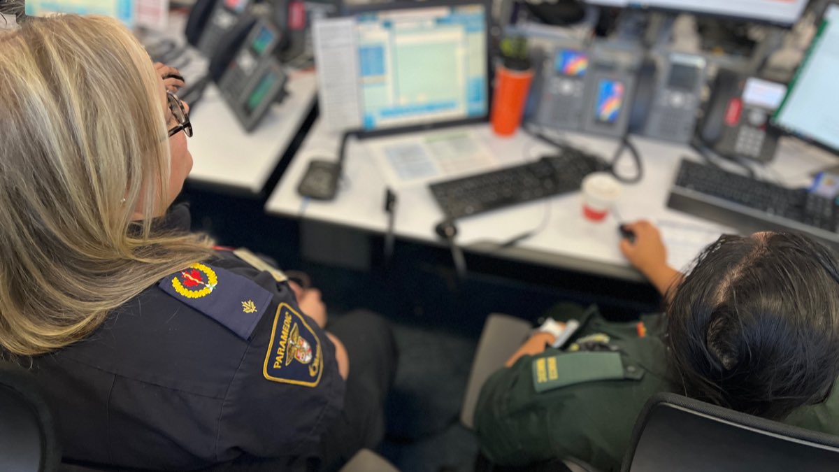 georgette_eaton's tweet photo. We’ve thoroughly enjoyed hosting @OttawaParamedic this week. After joining our clinical governance day earlier this week, they’ve had a tour of @Ldn_Ambulance education centres, observed our Advanced #paramedics in Urgent Care &amp; today spent time in our EOC and clinical hub 📞🚑 https://t.co/bIIjcBe8yT