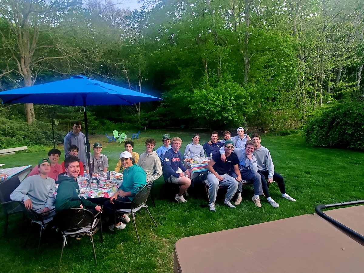 jeffhurley44's tweet photo. Team dinner with the @TheBaseballWHS team.  Great day for the squad! https://t.co/rvx3XfUHe5