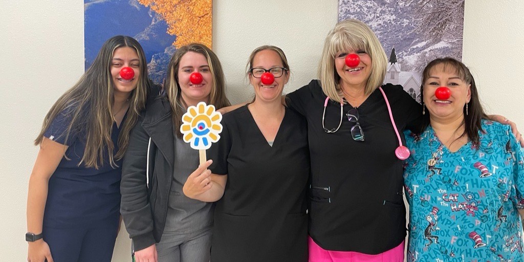 chfund's tweet photo. Our #CHFund program partners @NVHC1977 in #Nevada sent along these #FunPhotoFriday pics of their adventures with #FlatSunny! Sunny visited Elko and Las Vegas and made lots of new friends! #RedNoseDay #NosesOn #MobileHealth #HealthEquity #Telehealth #Donate @ComicReliefUS https://t.co/PTfDyMRSQj
