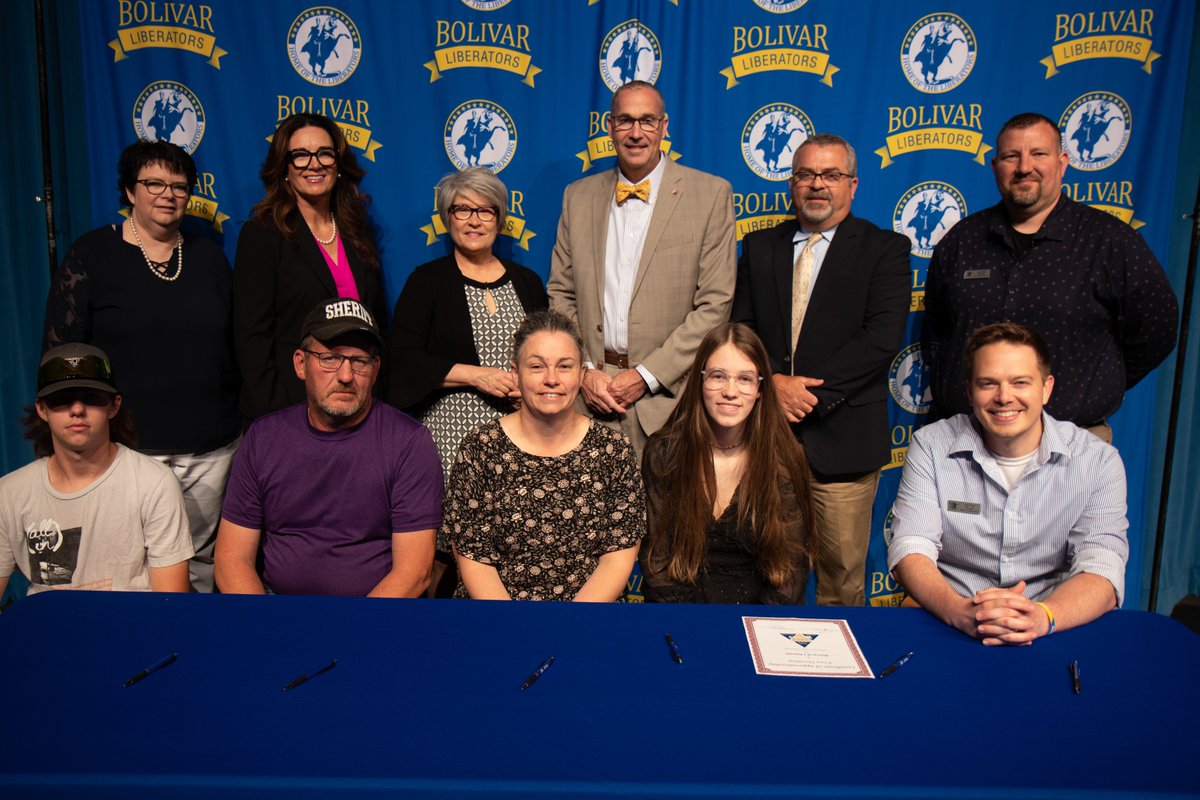 Bolivar_Schools's tweet photo. Congratulations to Cora Gooding and Ashlyn Cowden for completing their teacher's aide apprenticeships through BoMO Works! Cora and Ashlyn worked with students at BMS and BPS during their apprenticeship. #GoLiberators #LiberatorsLead https://t.co/YMYSZo8TY6