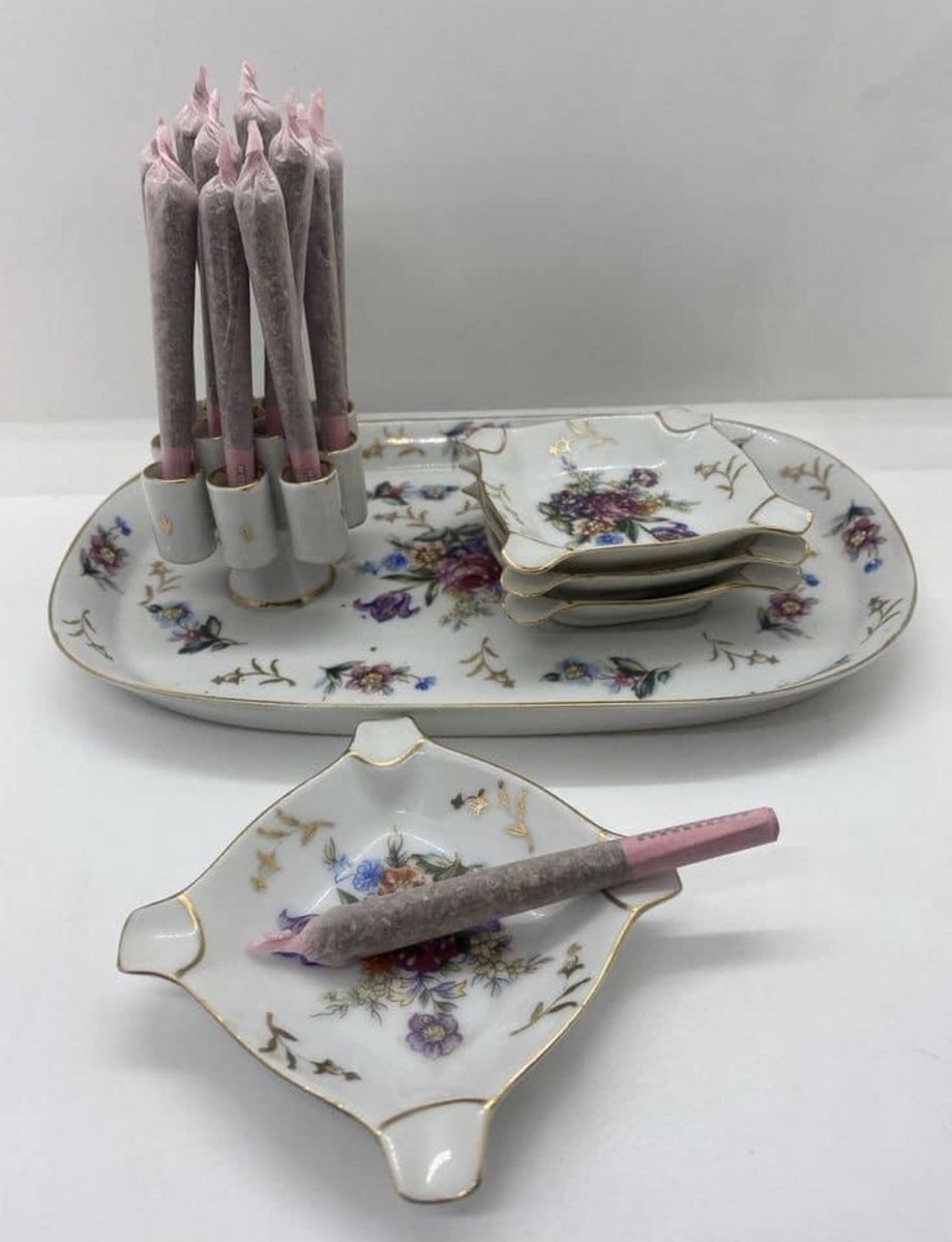 CannabisAngelxo's tweet photo. Break out the fine china, we’re having guests 😜 #Mmemberville #CannabisCommunity #cannabisindustry https://t.co/vnMa9oi8rf
