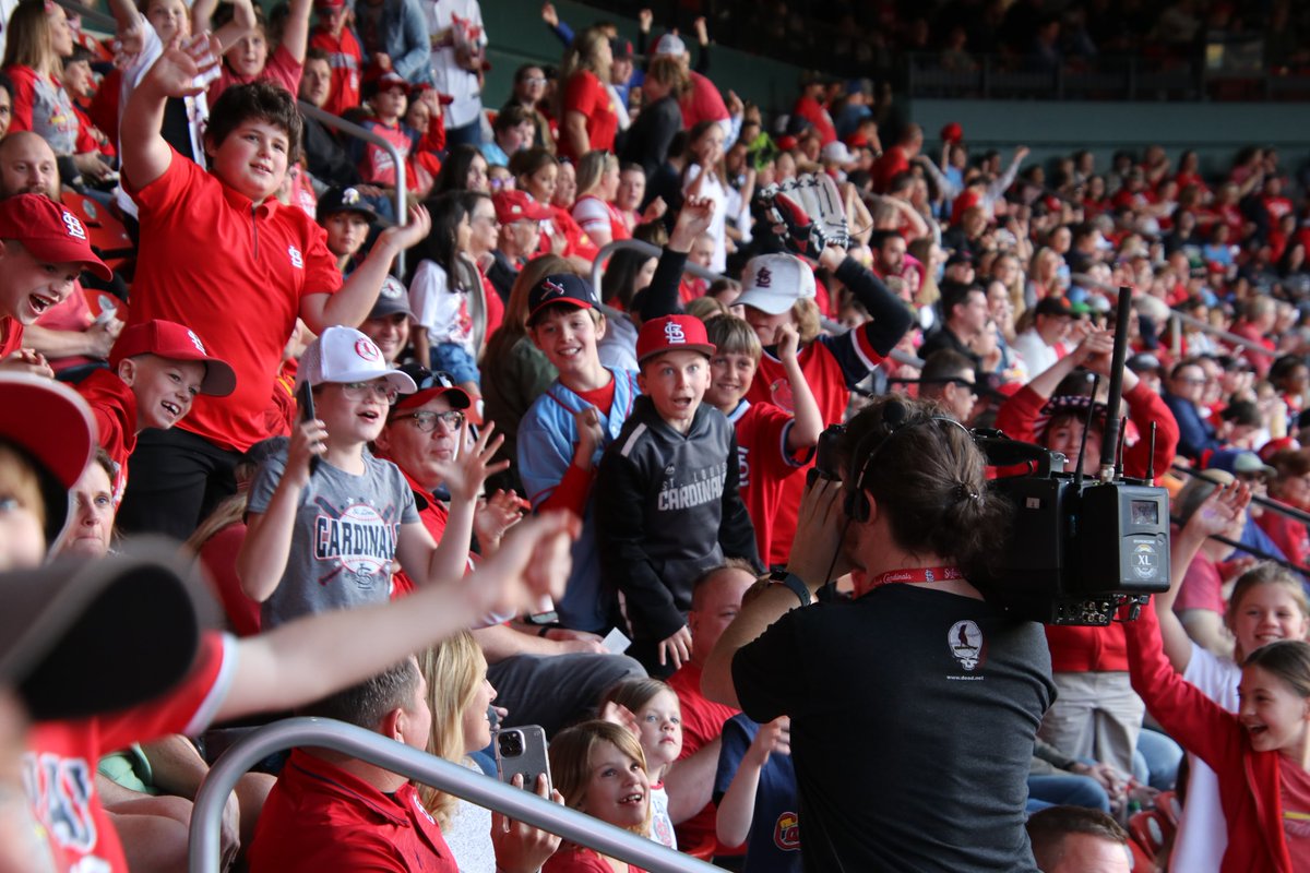 LindberghFlyers's tweet photo. Did you catch the @Cardinals game last night? The Cardinals hit SEVEN HOME RUNS on the way to a 16-8 win over the Dodgers.
 
But during a game back on May 3, they weren’t doing so hot. Students from Kennerly Elementary School were at the game to sing “Take Me Out To The Ballgame” https://t.co/gxqWXOmXUA