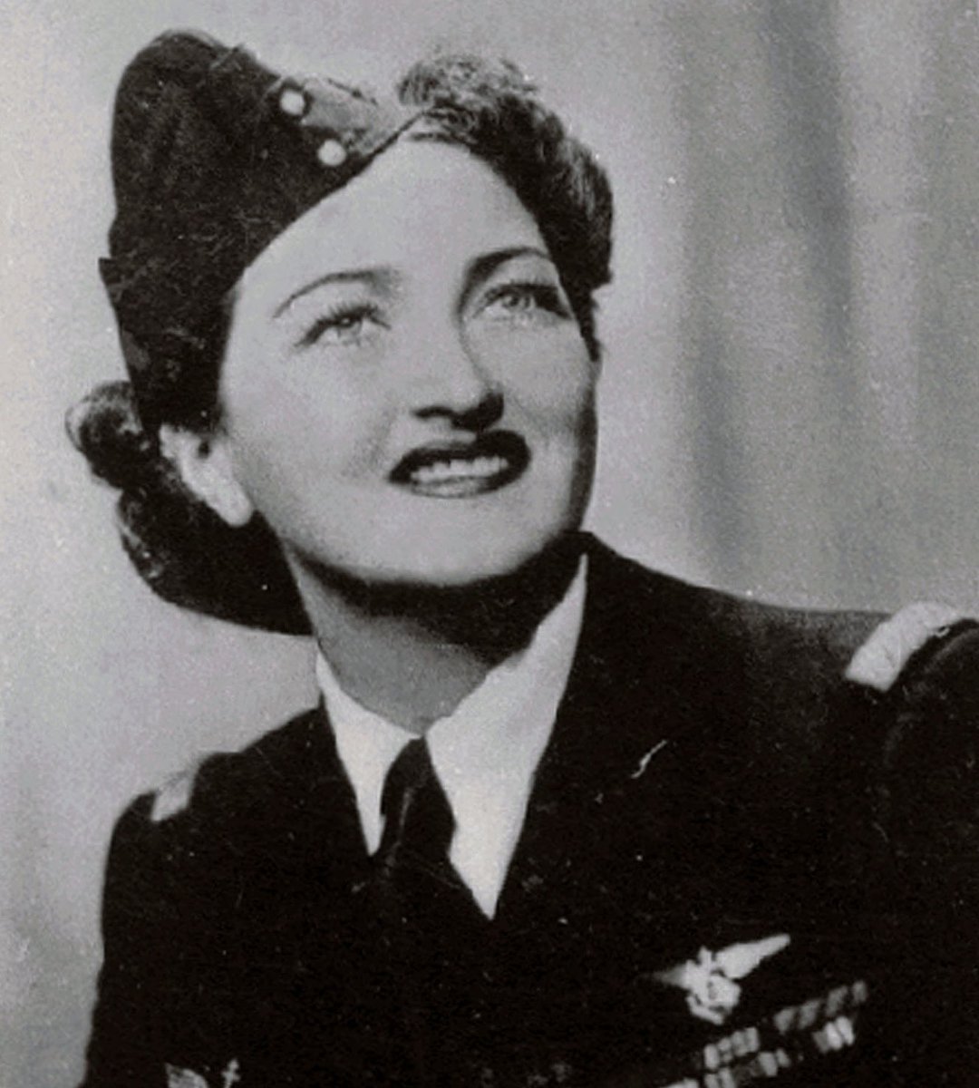 casenjojerez's tweet photo. Es un orgullo que Margot Duhalde sea el rostro de un impreso conmemorativo de la @casamonedacl. Pionera en el mundo de la aviación, siendo la primera mujer piloto, además una riobuenina de ♥️ #LosRíos #Valdiviacl #DelRanco #RioBueno https://t.co/F5Z0t8FFA3