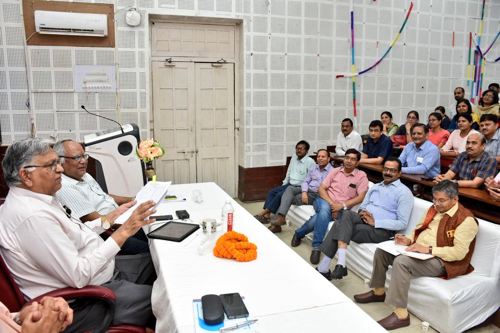 VCofficeBHU's tweet photo. आधुनिक विज्ञान व आधुनिक चिकित्सा की विभिन्न विधाओं के साथ आयुर्वेद का अंतर्विषयी अनुसंधान न सिर्फ विश्वविद्यालय को प्रतिष्ठा की नई ऊंचाइयों पर ले जा सकता है ब��्कि भारतीय ज्ञान भंडार को वैश्विक पटल पर स्थापित करने में महत्वपूर्ण भूमिका निभा सकता है: कुलपति प्रो. सुधीर कुमार जैन https://t.co/ufhomWiK2o