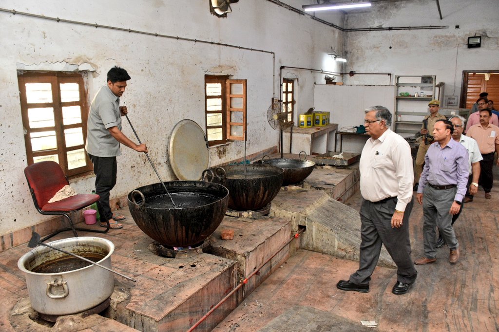 VCofficeBHU's tweet photo. आधुनिक विज्ञान व आधुनिक चिकित्सा की विभिन्न विधाओं के साथ आयुर्वेद का अंतर्विषयी अनुसंधान न सिर्फ विश्वविद्यालय को प्रतिष्ठा की नई ऊंचाइयों पर ले जा सकता है ब��्कि भारतीय ज्ञान भंडार को वैश्विक पटल पर स्थापित करने में महत्वपूर्ण भूमिका निभा सकता है: कुलपति प्रो. सुधीर कुमार जैन https://t.co/ufhomWiK2o