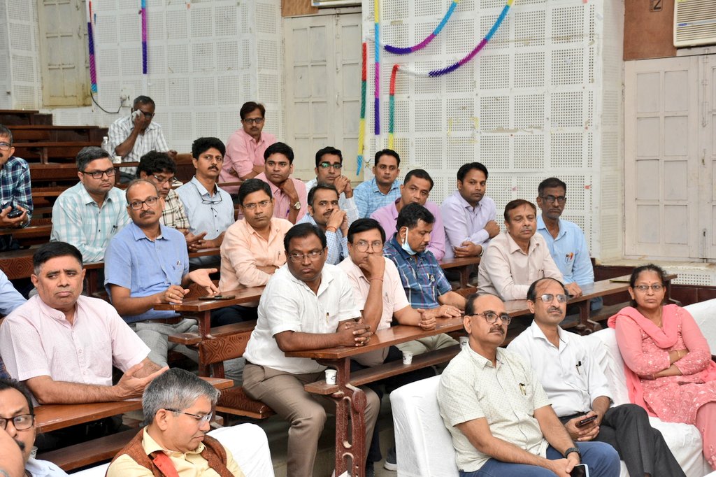 VCofficeBHU's tweet photo. कुलपति जी ने आज आयुर्वेद संकाय के धनवन्तरि सभागार में संकाय सदस्यों के साथ संवाद किया व उनकी समस्याओं, चिंताओं व सुझावों को जाना। कुलपति जी ने आश्वस्त किया कि विश्वविद्यालय अपने सदस्यों को एक बेहतर व स्वस्थ कार्य वातावरण व आवश्यक सुविधाएं उपलब्ध कराने के लिए प्रतिबद्ध है। https://t.co/JevqeGkg7E