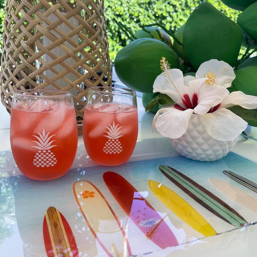 Cheers to the weekend! 🌞🍹 Get ready for summer with these must-have outdoor hosting essentials! 

#pineapplegirlsjupiter #graymalin #govino #stemlesswineglass #shatterproof #coconuts #outdoorentertaining #outdoordining #servingtray #servingtraydecor #hosting #cheers #weekend…