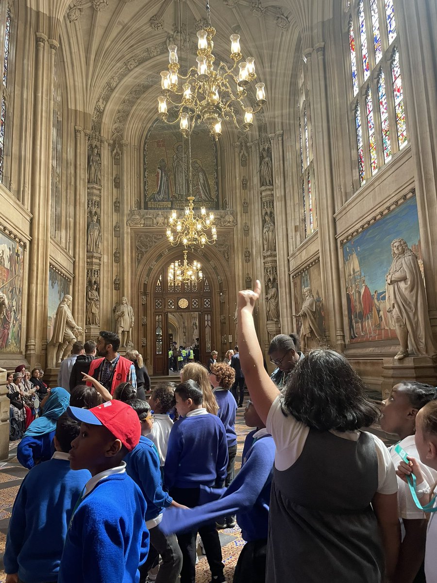 FoxfldAlmond1's tweet photo. We thoroughly enjoyed ourselves visiting the Houses of Parliament to consolidate our English learning about the accidental prime minister. We learnt more about the House of Commons and even spoke to our local MP. @foxfield @FoxfieldEnglish https://t.co/qHjF1Kycsc
