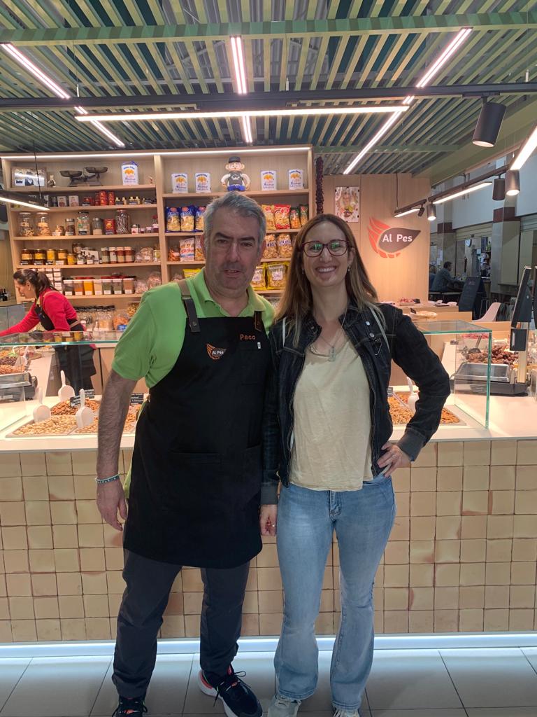 PodemAlcoi's tweet photo. Molts ixen aquests dies en campanya, però hui us presentem millor a Cintia Atienzar, que s'ha fet una volteta pels comerços que ella mateixa recorre cada setmana i als qui coneix molt bé, perquè ella també sap el que és ser empresària. https://t.co/IZ6v9FLoPb