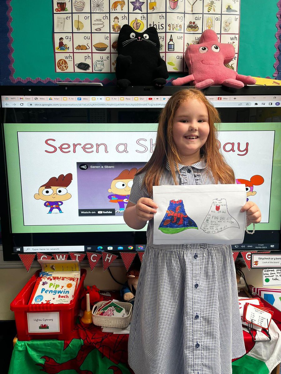 whitchurchprm's tweet photo. Seren a Sbarc day in 2KD. We enjoyed learning the song and designing their own cape for their Welsh superheroes Seren a Sbarc! #diwrnodserenasbarcday #SiarterIaithWPS #WPSRec https://t.co/8CmWUoplQr