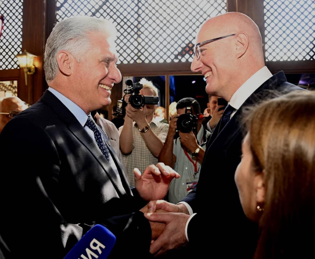 PresidenciaCuba's tweet photo. 🇨🇺 🇷🇺| Presidente @DiazCanelB participa en la clausura del Foro Económico Empresarial #Cuba-Rusia, junto aDimitri Chernishenko, vicepresidente del Gobierno ruso.

Lo acompañan en este importante evento el primer ministro @MMarreroCruz y el viceprimer ministro Ricardo Cabrisas. https://t.co/rnX8b7EW0O