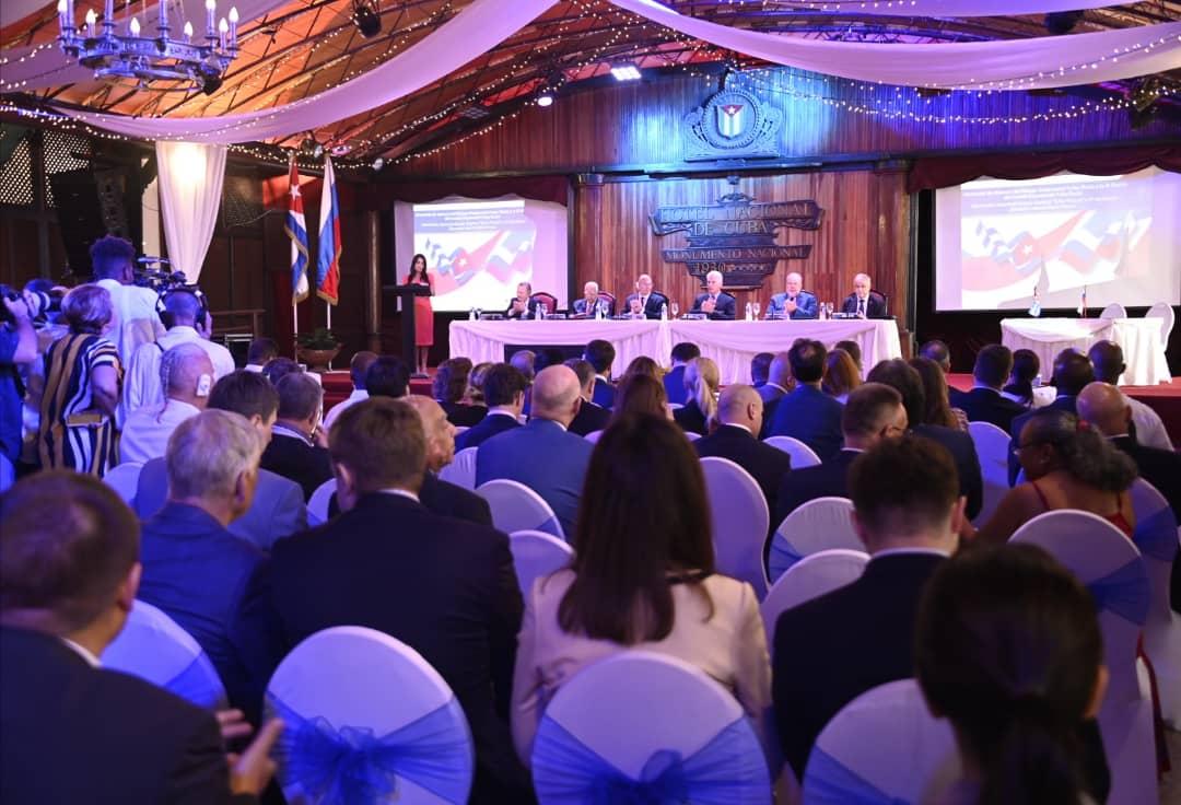 PresidenciaCuba's tweet photo. 🇨🇺 🇷🇺| Presidente @DiazCanelB participa en la clausura del Foro Económico Empresarial #Cuba-Rusia, junto aDimitri Chernishenko, vicepresidente del Gobierno ruso.

Lo acompañan en este importante evento el primer ministro @MMarreroCruz y el viceprimer ministro Ricardo Cabrisas. https://t.co/rnX8b7EW0O