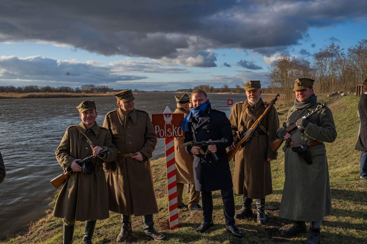 kaminsk44256473's tweet photo. Sprawiedliwością dziejową Polska odzyskała Pomorze 🇵🇱
78. rocznica ku wiecznej pamięci postawienia słupa granicznego na prastarej polskiej rzece – Odrze w Czelinie.
#NaBerlin #Czelin #Gozdowice #Odra #rubieże #Mieszkowice #KresyZachodnie #RejonPamięciNarodowej #ŚwiatłoOjczyzny https://t.co/NoE0xIhiEY
