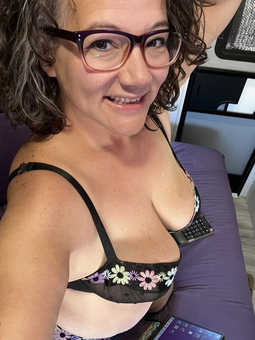 Happy Friday! Let&rsquo;s kick start the weekend together!!  @lustycams4you https://t.co/sBy6eC9nw3