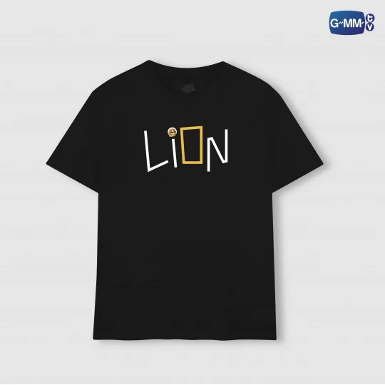 LMMYGO's tweet photo. [MY GO 🇲🇾]
LION &amp; CHINZHILLA T-SHIRT

☁️ Price: RM92
☁️ Second payment needed
☁️ Order here: https://t.co/poHKOvprKv

#LMMYGroupOrder #LMMYupdate_byGMMTV https://t.co/zXedlwpkoA