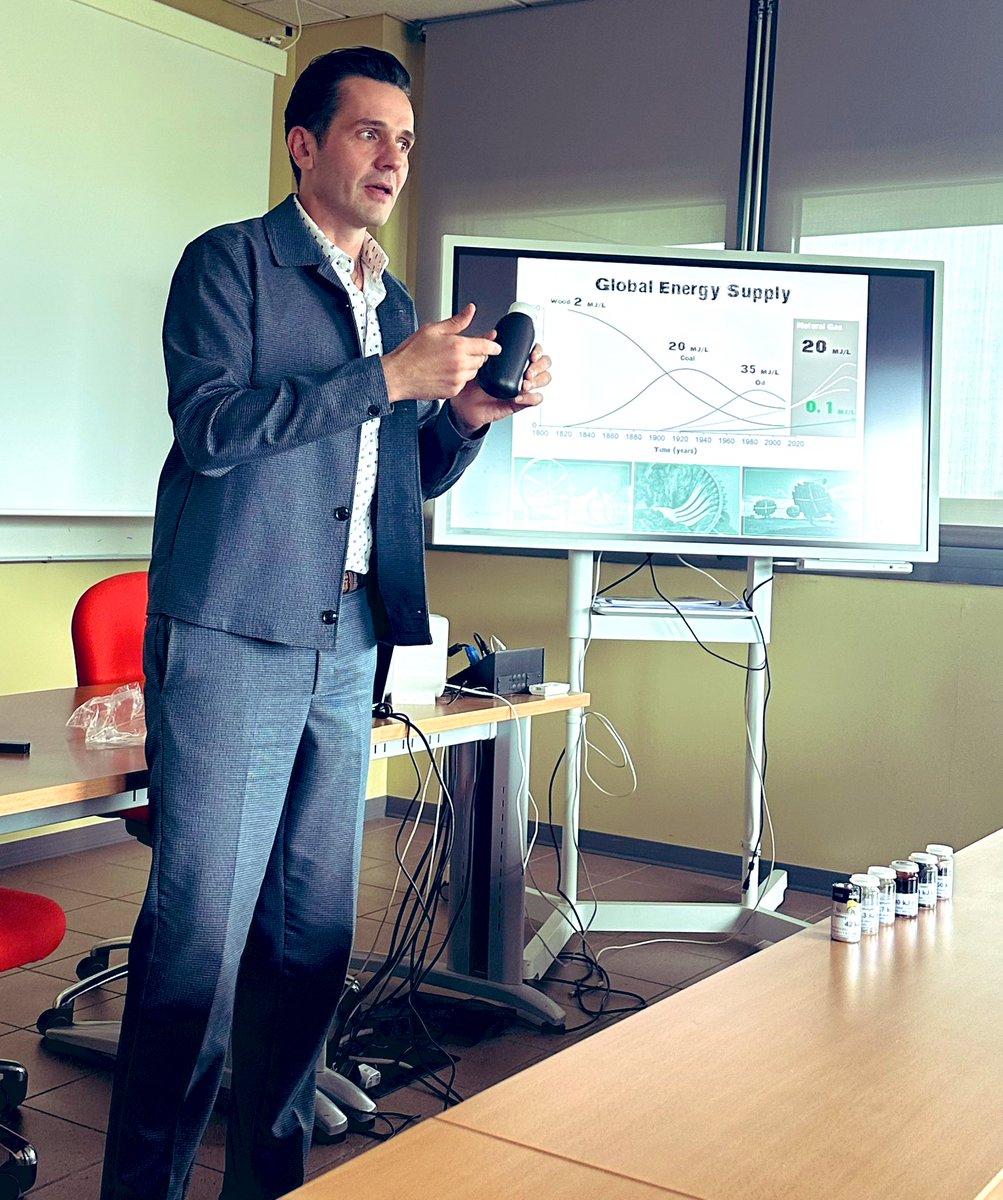 🙌 Huge shoutout and heartfelt thanks to Dr. Fran Garcia Garcia for delivering an extraordinary lecture on ammonia as an energy carrier! 🌟 Your expertise and passion for sustainable solutions were truly inspiring. Keep up the fantastic work! 👏 #AmmoniaEnergy #CEEP #unibs