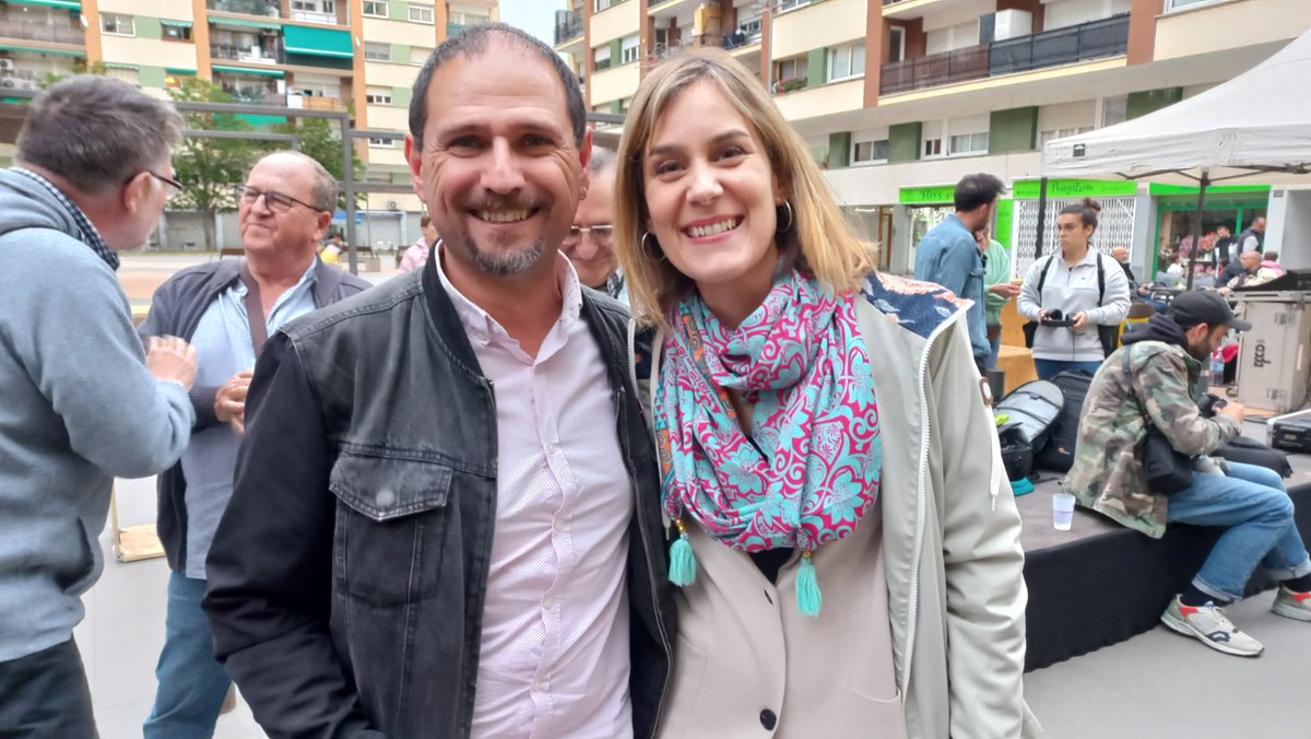 JordiArnaizM's tweet photo. @AndresMedranoRU @jessicaalbiach Política con sentimientos 💜. Hay cosas en la vida que no se estudian, si no que se trasmiten y Andres trasmite esos valores y principios que un alcalde debe tener,un orgullo formar candidatura con personas tan valiosas, compromiso y honestidad 🤗Annia, Elena, #rubisensecomplexos https://t.co/do1kWIHb7h