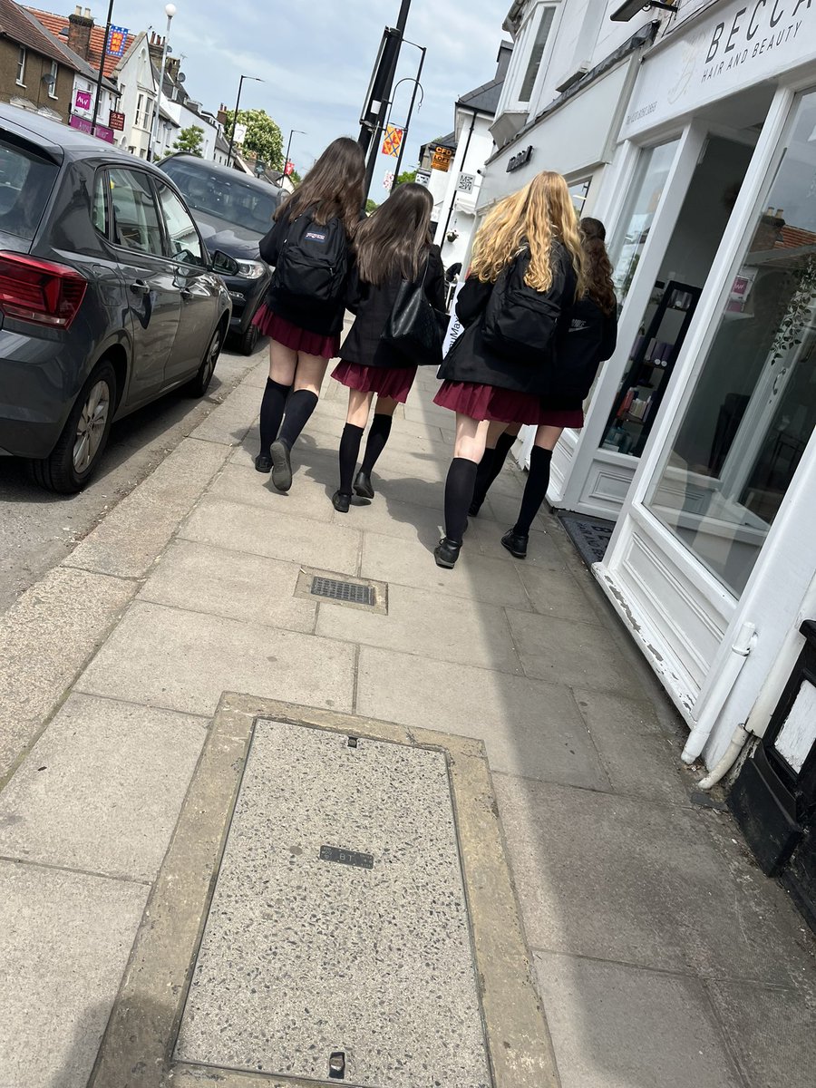 teentoksss's tweet photo. saw these while walking earlier ✌️ https://t.co/8abTtNP4gD