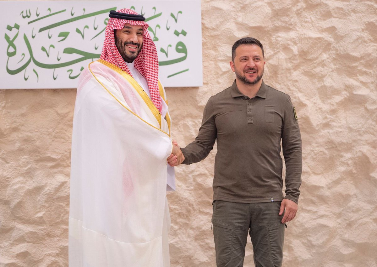 alrawie's tweet photo. ماذا قال الرئيس الأوكراني #زيلينسكي في قمة #الجامعة_العربية باختصار ؟

زيلينسكي: "بعضكم أغفل ضمّ #روسيا غير القانوني لشبه جزيرة القرم".

وقال زيلينسكي: "إن بلاده لم تختر الحرب ولم تنخرط في أي أعمال عدائية في أراضي دول أخرى، وتابع "نحن مجبرون على مواصلة القتال ولا أحد يوافق على تسليم أرضه".

قال الرئيس الأوكراني إن بلاده "لن تستسلم ولن تخضع لأي محتل أجنبي"، مناشدا قادة العرب "لحماية شعبنا والجالية الأوكرانية المسلمة".

ودعا زيلينسكي في كلمته الدول العربية إلى دعم السلام في بلاده، كما أعرب عن ترحيبه بالاستثمارات العربية، وأمله في أن يعود السياح العرب لرؤية بلاده قريبا "خالية من الاحتلال الروسي".

—————-
#أوكرانيا #كييف #أوديسا 
#موسكو #بوتين
 #روسيا_تغزو_أوكرانيا 
#القمة_العربية 
#القمة_العربية_جدة 
#القمة_العربية