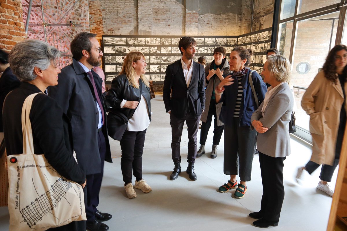 És el 4t cop que <a href="/FloresyPrats/">Flores & Prats</a> participa a <a href="/la_Biennale/">La Biennale di Venezia</a>. Enguany, la comissària <a href="/LokkoLesley/">Lesley Lokko</a> els ha convidat a mostrar el seu procés de treball. <a href="/natalia_garriga/">Natàlia Garriga</a>, consellera <a href="/cultura_cat/">Cultura</a>, Luca Bellizzi, delegat @Catalonia_IT, i <a href="/AlmedaPere/">Pere Almeda</a> (Llull), els han visitat aquest matí.