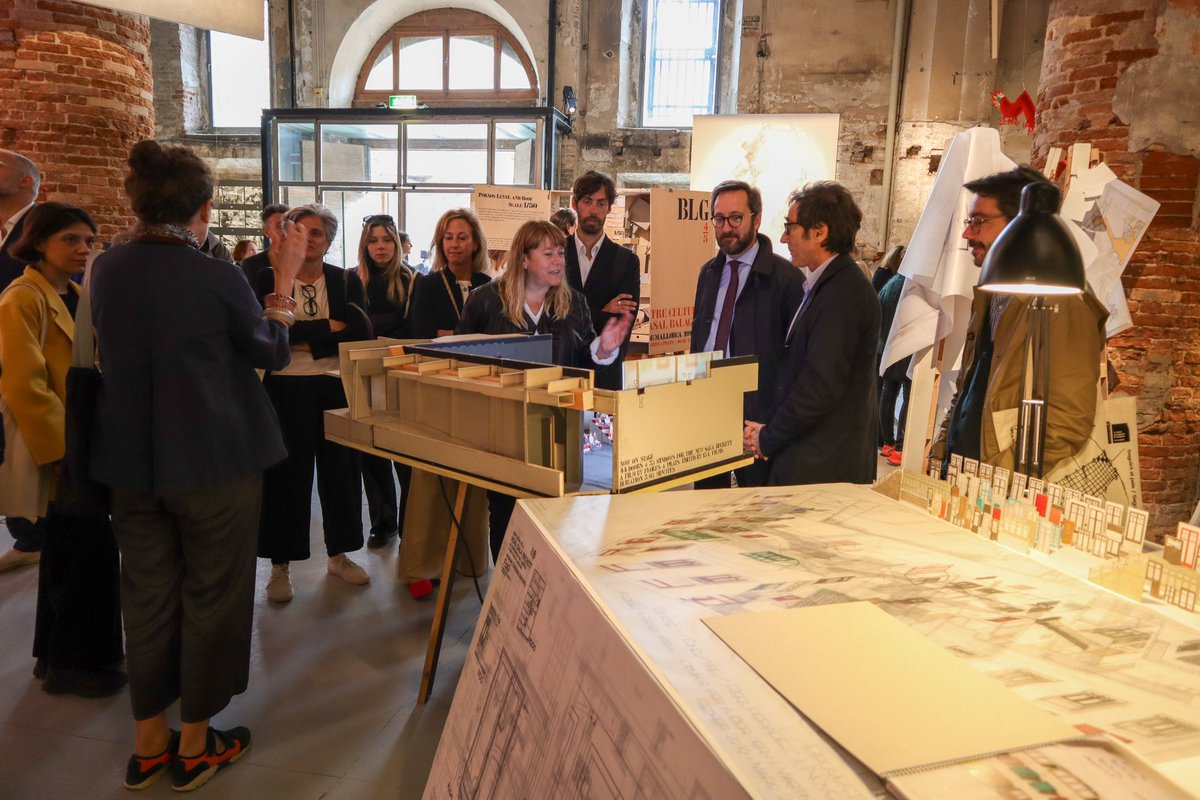 Una de les claus de la #BiennaleArchitettura2023 és la descarbonització que passa, tot sovint, per a la reutilització de recursos. Aquesta és una de les especialitats de Ricardo Flores i Eva Prats: recosir edificis existents per donar-los nous usos, amb les puntades a la vista.