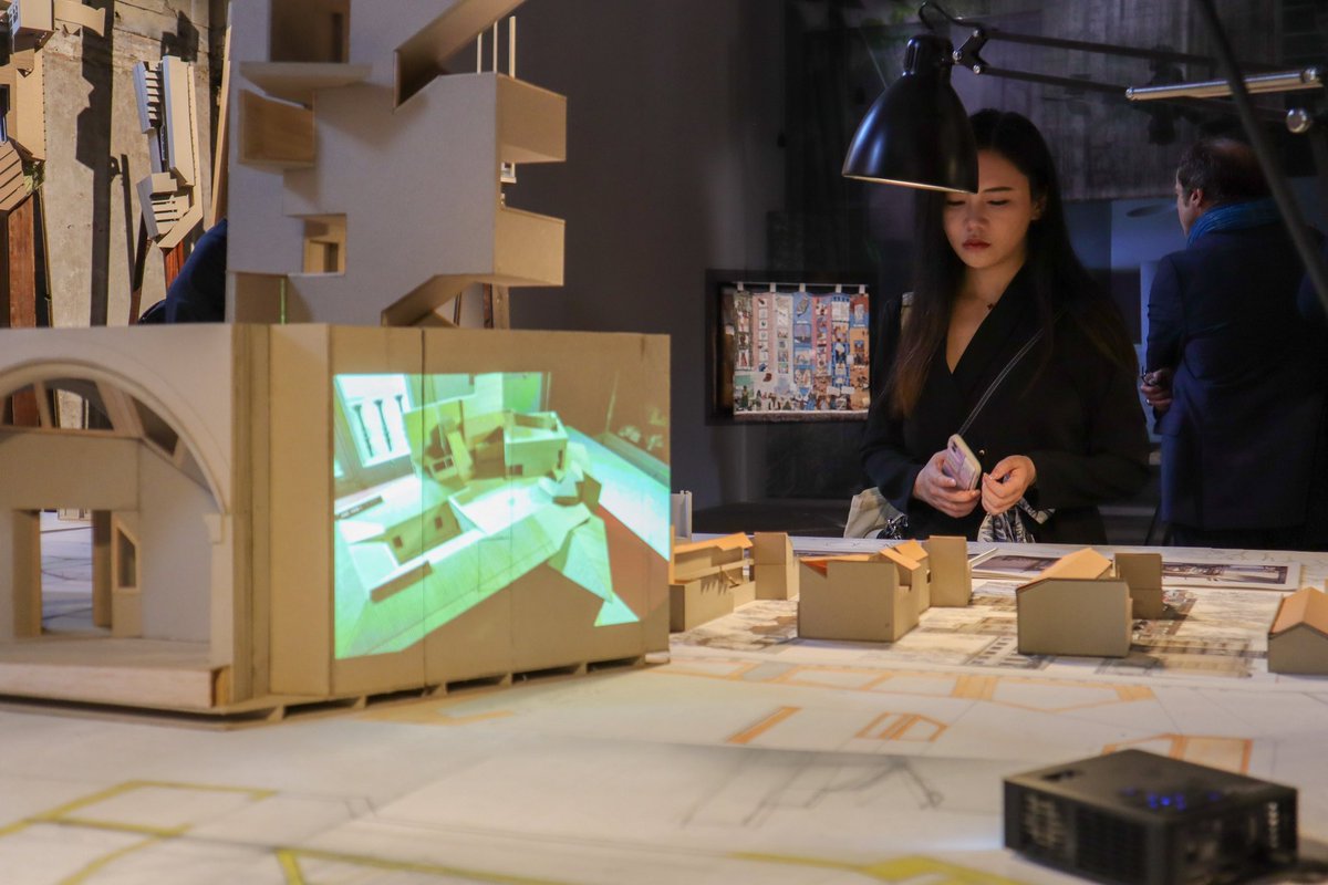 Desplegades sobre taules de treball, “Emotional Heritage” mostra maquetes i peces d’arxiu de 6 dels seus projectes més representatius: Can Balaguer i Museu dels Molins de Palma, Variétés de Brussel·les, Nau Yutes de Sant Just Desvern, i La Favorita i la Sala Beckett de Barcelona.