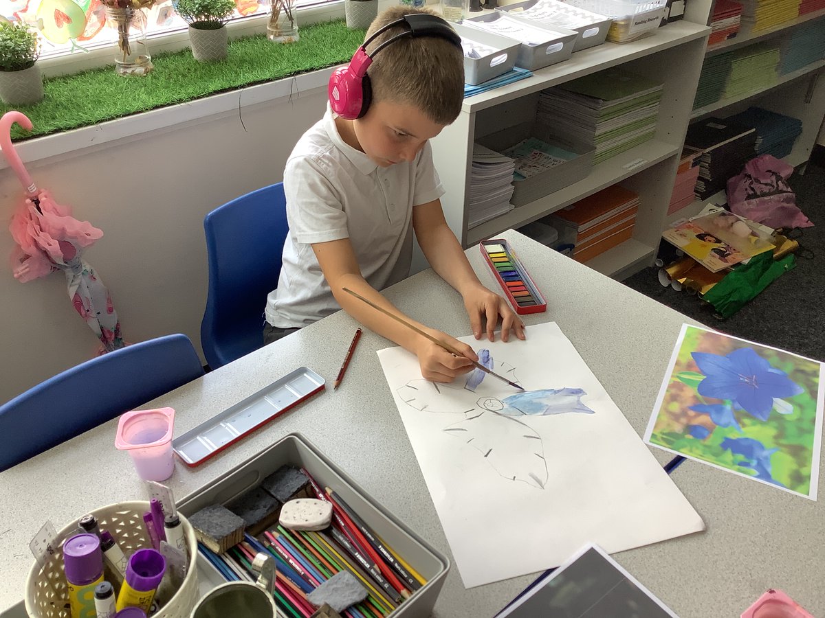 ReinwoodJuniors's tweet photo. 3R have had a brilliant afternoon painting flowers in the style of Georgia O’Keeffe whilst listening to Roald Dahl’s ‘George’s Marvellous Medicine’ using the @nowpressplay headsets. #RJS3R #RJSArt #RJSReading #RJSComputing #RJSArtDay2023 https://t.co/aXrfrKDcWs