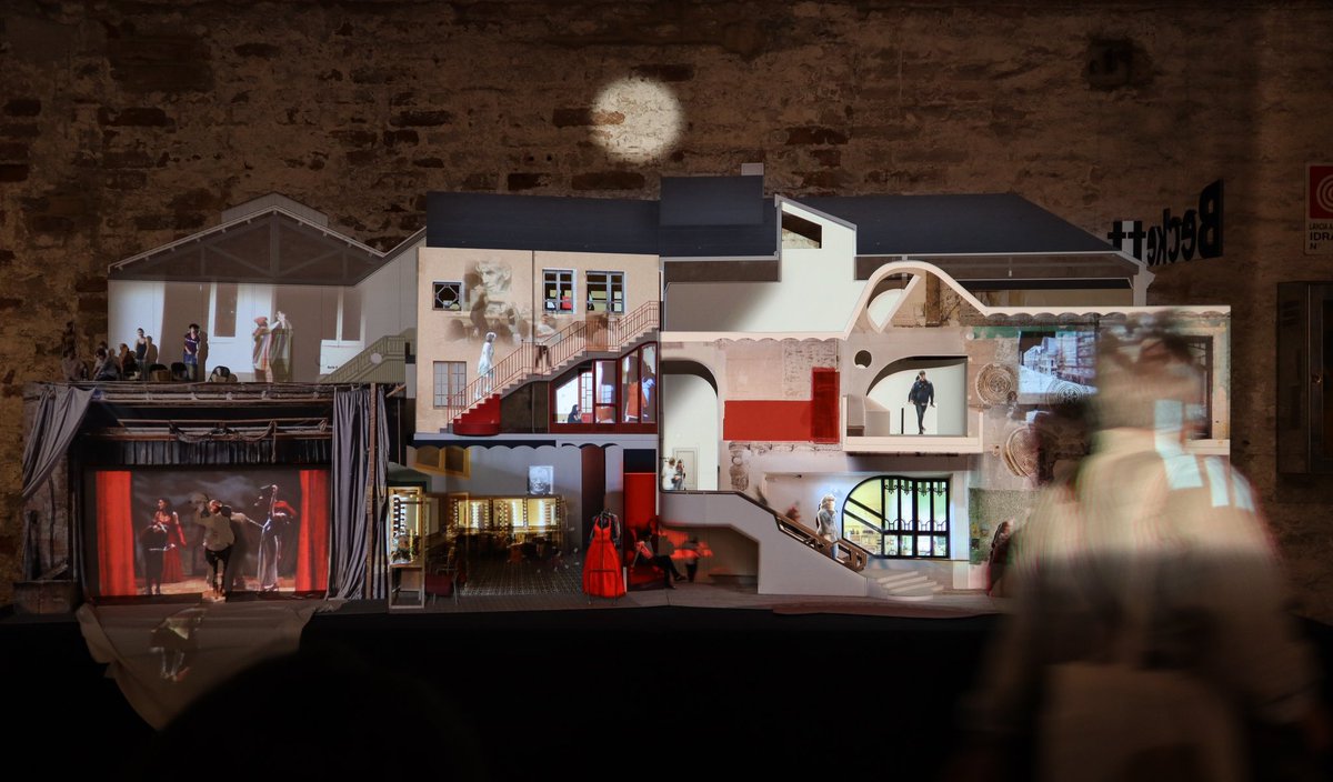 L’únic dels materials exposats produït expressament per a l’ocasió és aquesta maqueta de la <a href="/salabeckett/">Sala Beckett</a> que, secció a secció, és el teló de fons d’una projecció dels nous usos que s’allotgen a l’antiga cooperativa Pau i Justícia del Poblenou.