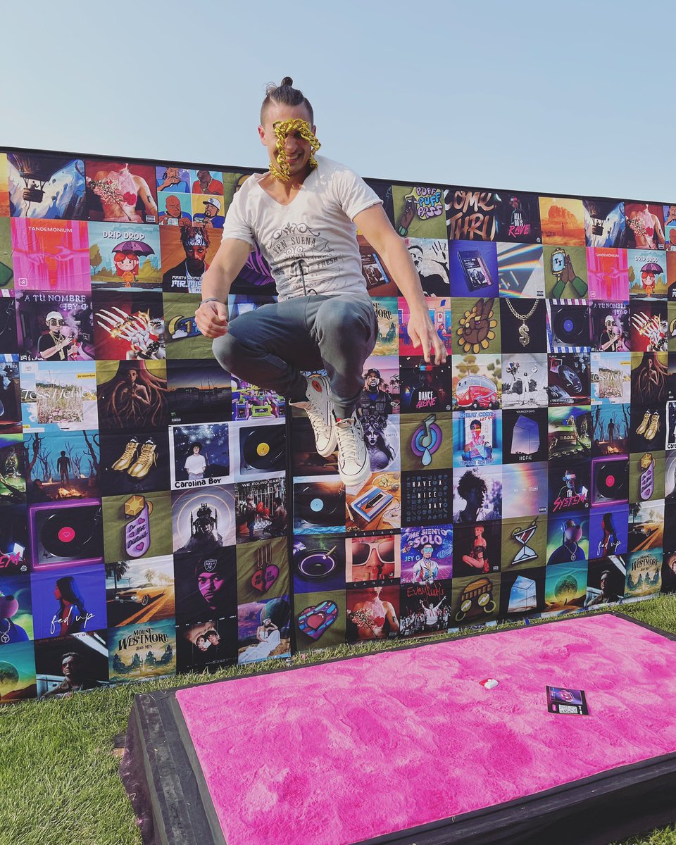 BrysonPrice's tweet photo. At @veecon @GoGalaMusic 💖 #freeartist https://t.co/tNbyv844Rd