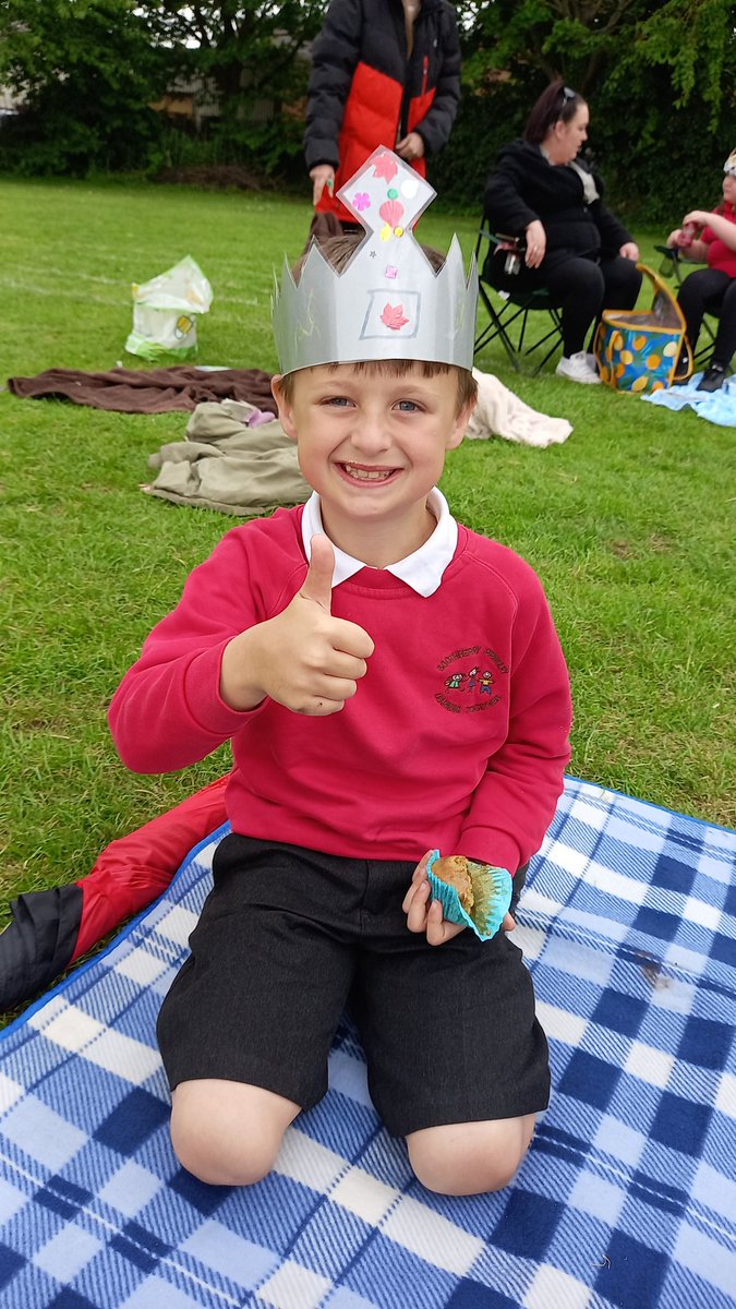 stevie1w's tweet photo. Lovely afternoon at schools summer fayre picnic. Kaiden gathered a small crowd shocking me and the boy running the guess the flag stall by knowing every single flag he was show! Kaid was loving the attention...and sweets after too 😂 @BoothferryPS @MrsConstableBPS https://t.co/VorGWeSozR