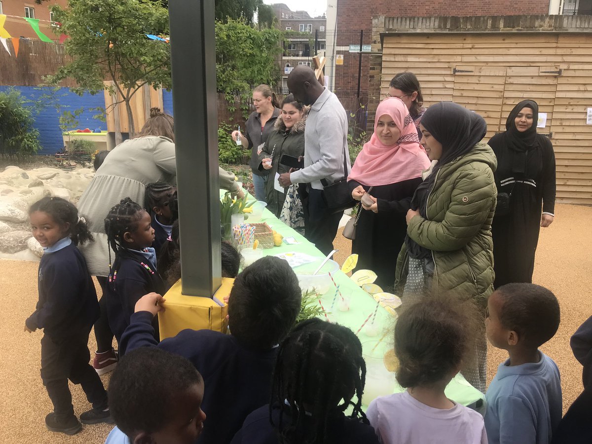 📢 Come and grab your FRESHLY MADE LEMONADE 🍋 🥤 😋 Reception made the most scrumptious lemonade today and had their own lemonade sale after school! 🍋 <a href="/TFPrimaryN1/">Thomas Fairchild Community School</a> #EYFS