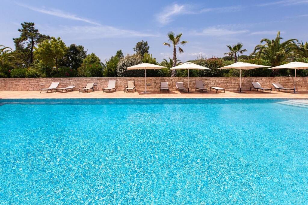 MaisonDesLices's tweet photo. Come on in, what are you waiting for? A cool swim and a beautiful tan are the rewards awaiting you at our swimming pool. St Tropez luxury home for rent. https://t.co/9zMl7LrJPm

#sttropez #sainttropez #holdiay #vacation #rental #house #home #pool #cool https://t.co/VpLQAITrB7